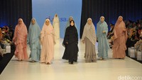 Di akhir show, mereka berjalan di catwalk bersama. Pool/Ismail/detikFoto.