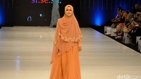 Pipik saat beraksi di catwalk acara fashion show busana muslim Si.Se.Sa. Pool/Ismail/detikFoto.