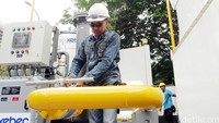 Petugas mengecek pipa SPBG. Ist/PGN.