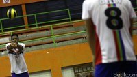 Mereka juga melakukan latihan-latihan ringan.