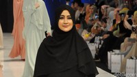 Istri mendiang Uje itu mengganti busananya dengan baju berwarna hitam di akhir fashion show. Pool/Ismail/detikFoto.
