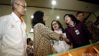Tampak hadir Direktur Hubungan Kelembagaan dan Transaksional Perbankan BNI, Adi Sulistyowati dan juga Direktur IT PT Pos Indonesia, Indyruwani Asikin Natanegara di Kantor Kementerian Badan Usaha Milik Negara, Jakarta.