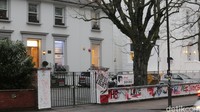 Banyak coretan di depan Studio Abbey Road sebagai bentuk kecintaan penggemar pada The Beatles.