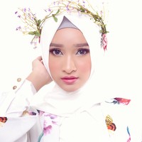 Wardrobe: Ria Miranda. Fotografer: Afida Sukma. Makeup Artist: Vivi Thalib (Instagram: @vivithalib). Stylist: Arina Yulistara. Model: Bella Almira.