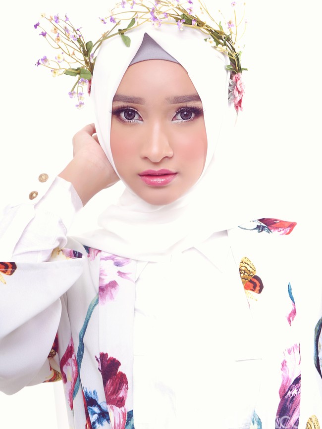 Wardrobe: Ria Miranda. Fotografer: Afida Sukma. Makeup Artist: Vivi Thalib (Instagram: @vivithalib). Stylist: Arina Yulistara. Model: Bella Almira.