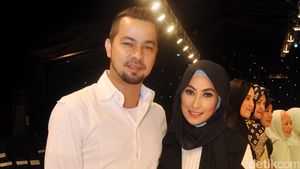 Sultan Djorghi dan Annisa Trihapsari Kompak Hitam-putih