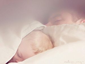 Ayah, Yuk Gunakan Dada Bidangmu untuk Tenangkan si Bayi