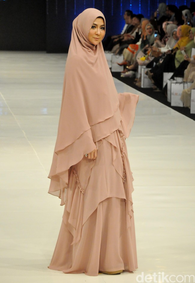 Siapa yang tak kenal sinetron Inem Pelayan Seksi? Dari judulnya saja, sosok Sarah Vi sudah dilabeli seksi sejak lama. Kini, ia pun berubah dan memakai hijab syari. Keputusannya berhijrah cukup mengagetkan banyak orang. Foto: Ismail/detikHOT