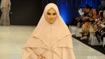 Selain Pipik, Sederet Artis Cantik Berhijab Ini Juga Beraksi di Catwalk