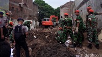 Kediaman Mujianto di Jalan Laksda Adi Sucipto Gang XII, Kecamatan Blimbing, Kota Malang, kini diratakan dengan tanah. Sebidang bangunan berada tepat di belakangnya turut juga diruntuhkan menggunakan alat berat.