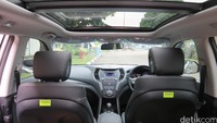 Tampilan interior Santa Fe ini tampak mewah. Apalagi mobil ini sudah dilengkapi dengan wide panorama sunroof. Foto: Rangga Rahadiansyah