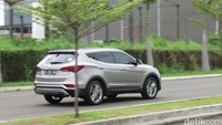 Di bagian belakang, lampu kombinasi belakang telah berubah dengan teknologi LED. Knalpotnya juga kini lebih sporty dengan dual muffler. Foto: Rangga Rahadiansyah