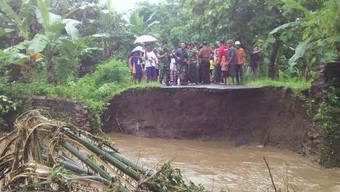 Jalan Penghubung Kecamatan di Ponorogo Putus Diterjang Banjir