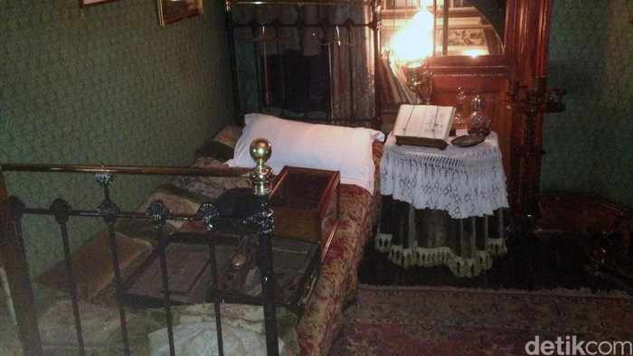 Ini kamar Sherlock yang terkesan misterius. Ruangannya gelap dengan kasur yang sempit. Banyak alat-alat penyelidikan dan forensik.