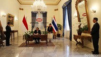 Selain itu, dalam kesempatan tersebut mereka membahas untuk saling mempererat kerjasama kedua negara. 