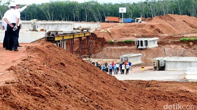 Jokowi Tinjau Proyek Tol Trans Sumatera