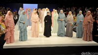 Sederet artis cantik berhijab ini sukses meramaikan show busana muslim yang digelar di Hotel Dharmawangsa, Kebayoran Baru, Jakarta Selatan, Rabu (10/2/2016). Pool/Ismail/detikFoto.