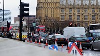 Big Ben berada di kawasan parlemen Inggris. Kita bisa berjalan kaki dari Istana Buckingham selama 20 menit.