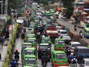 Viral Sopir Angkot di Bogor Beli Miras Saat Bawa Penumpang, Dishub Cek