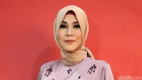 Ia berpose sambil memegang perut hamilnya. Pool/Noel/detikFoto.