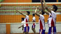 Pemain dari Tim Voli Jakarta Pertamina Energi melakukan latihan di Gor Simprug, Jakarta, Kamis (11/02/2016).