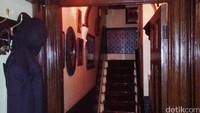 Lorong sempit dan gelap menuju lantai atas tempat Sherlock Holmes dan Dr. John Watson.