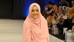 Selain Pipik, Sederet Artis Cantik Berhijab Ini Juga Beraksi di Catwalk