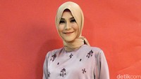 Hamil besar tak menghalang istri Hanung Bramantyo itu untuk tetap gaya. Pool/Noel/detikFoto.