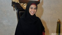 Pada kesempatan itu, Oki tampil dibalut dress bermotif bunga berwarna merah dan hijab syari hitam. Pool/Ismail/detikFoto.