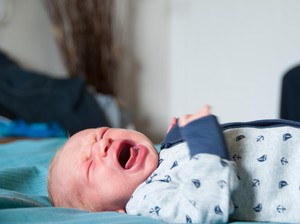 Huaaa! Saat Bayi Nangis Kejer Ketika Telinganya Ditindik