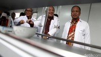 Menristek Dikti Mohamad Nasir sempat berkeliling di salah satu fasilitas yang dimiliki Universitas Pertamina.