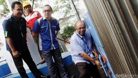Direktur Utama PT Gagas Energi Indonesia Danny Praditya, CEO PT Jakarta Utilitas Propertindo Chairul Hakim, dan Direktur Keuangan PT Transportasi Jakarta Moch Aswin melakukan uji coba pengoperasian SPBG. Ist/PGN.
