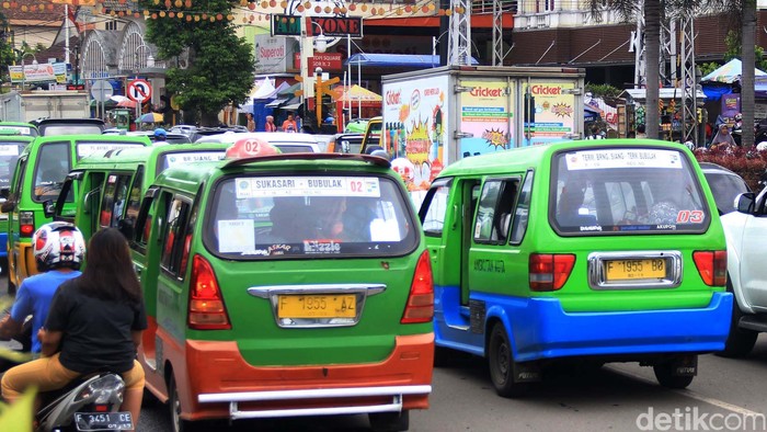 Kemacetan terjadi di kawasan Stasiun Bogor. Kemacetan ini terjadi akibat angkot ngetem di Taman Kopi yang terletak berdampingan dengan Stasiun Bogor.