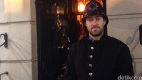 Penjaga di depan pintu masuk rumah Sherlock. Jika ingin berkunjung, kita harus membeli tiket seharga 15 Pound Sterling atau sekitar Rp 300 ribu.