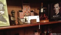 Pernak-pernik Sherlock Holmes yang bisa dibeli di rumah sebelah.