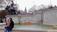 Turis yang lelah bisa duduk di monumen depan istana sambil melihat Big Ben dari kejauhan.