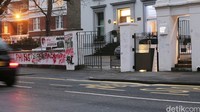 Di samping studio terdapat Abbey Road Shop untuk berbelanja pernak-pernik.
