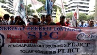 Massa juga membawa spanduk berisi tuntutan.