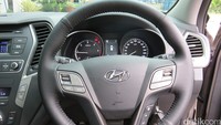 Hyundai Santa Fe 2016 Edition juga memiliki ergonomic center fascia, leather steering wheel with audio remocon & cruise control serta dual zone with climate control. Setir juga bisa disesuaikan berkat fungsi tilt & telescopic. Foto: Rangga Rahadiansyah