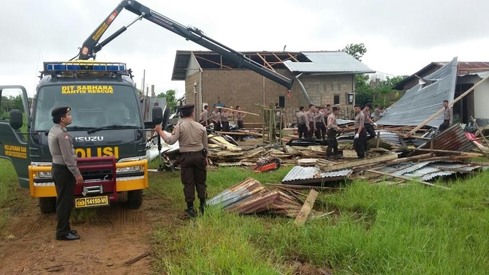 Melihat Aksi Pasukan Sabhara Turun Tangan Bantu Warga Korban Puting Beliung