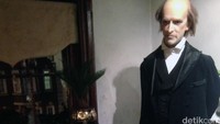 Penampakan musuh terbesar Sherlock, Dr. James Moriarty.