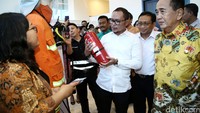 Menteri Hanif tampak didampingi Wakil Gubernur Kalimantan Timur Mukmin Faisal. 