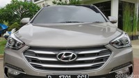 Grille depan mengalami pembaruan. Grille itu hadir dengan silver bezel, chrome-coated. Foto: Rangga Rahadiansyah