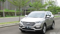 Pada eksteriornya, Hyundai menyegarkan tampilan depan. Lampu depan kini hadir dengan LED positioning lamp dan HID headlamp. Desain LED DRL & Front fog lamp juga diperbarui. Foto: Rangga Rahadiansyah