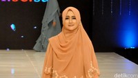 Ia memperagakan busana syari bernuansa oranye. Pool/Ismail/detikFoto.
