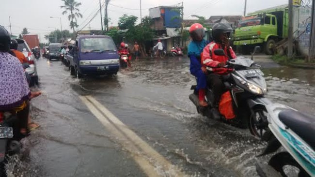 Ini Tipsnya Biar Naik Motor Tetap Aman Saat Hujan