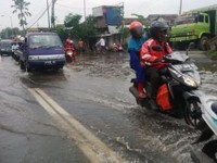 Ini Tipsnya Biar Naik Motor Tetap Aman Saat Hujan