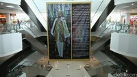 Foto Sultan Aji Muhammad Sulaiman terpampang di dalam bandara.