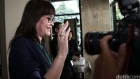 Shandy Harun sempat menyapa awak media saat akan meninggalkan Gedung KPK.