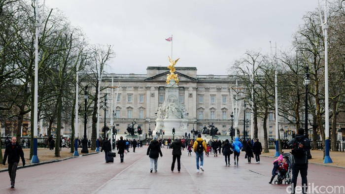 Setiap Minggu pagi, kawasan Istana Buckingham di kawasan Westminster, London, Inggris selalu ramai dengan turis. Dulunya tempat ini merupakan rumah tinggal Ratu Victoria.